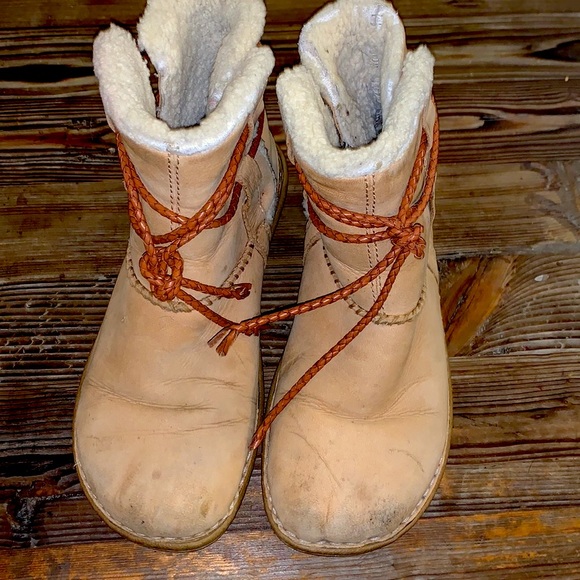 UGG shearling and leather rubber bottom boot. - Picture 3 of 8